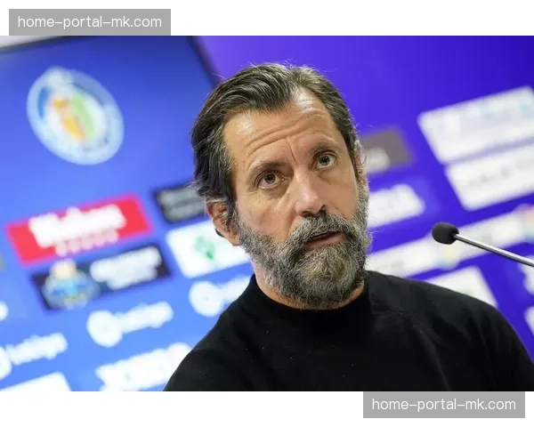 镜头下的弗洛雷斯：赫塔菲老帅在新闻发布会上的战术板讲解